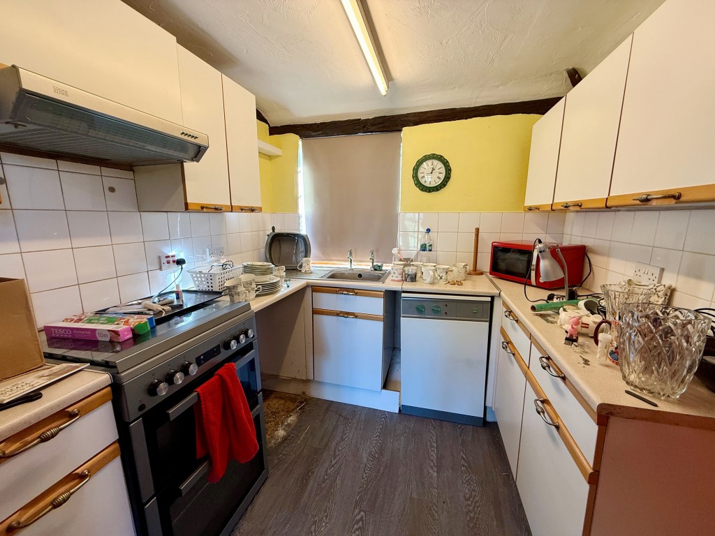 Lot: 103 - GRANARY AND OUTBUILDINGS ON APPROX 14 ACRES WITH FENCED PADDOCKS IN RURAL LOCATION - Kitchen